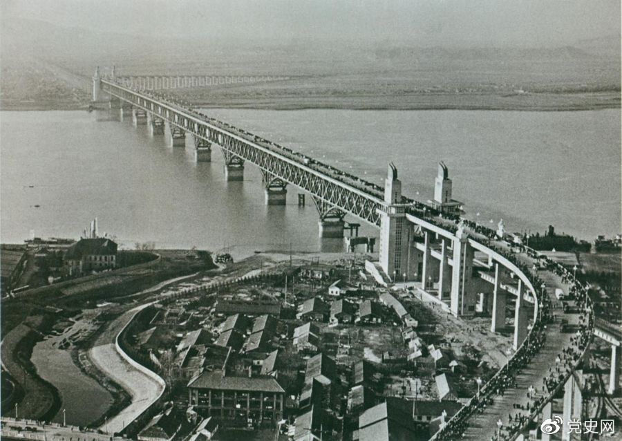 1968年12月29日， 南京博鱼APP下载大桥全面建成通车。这是当时中国自行设计建造的最大的铁路、公路两用桥。